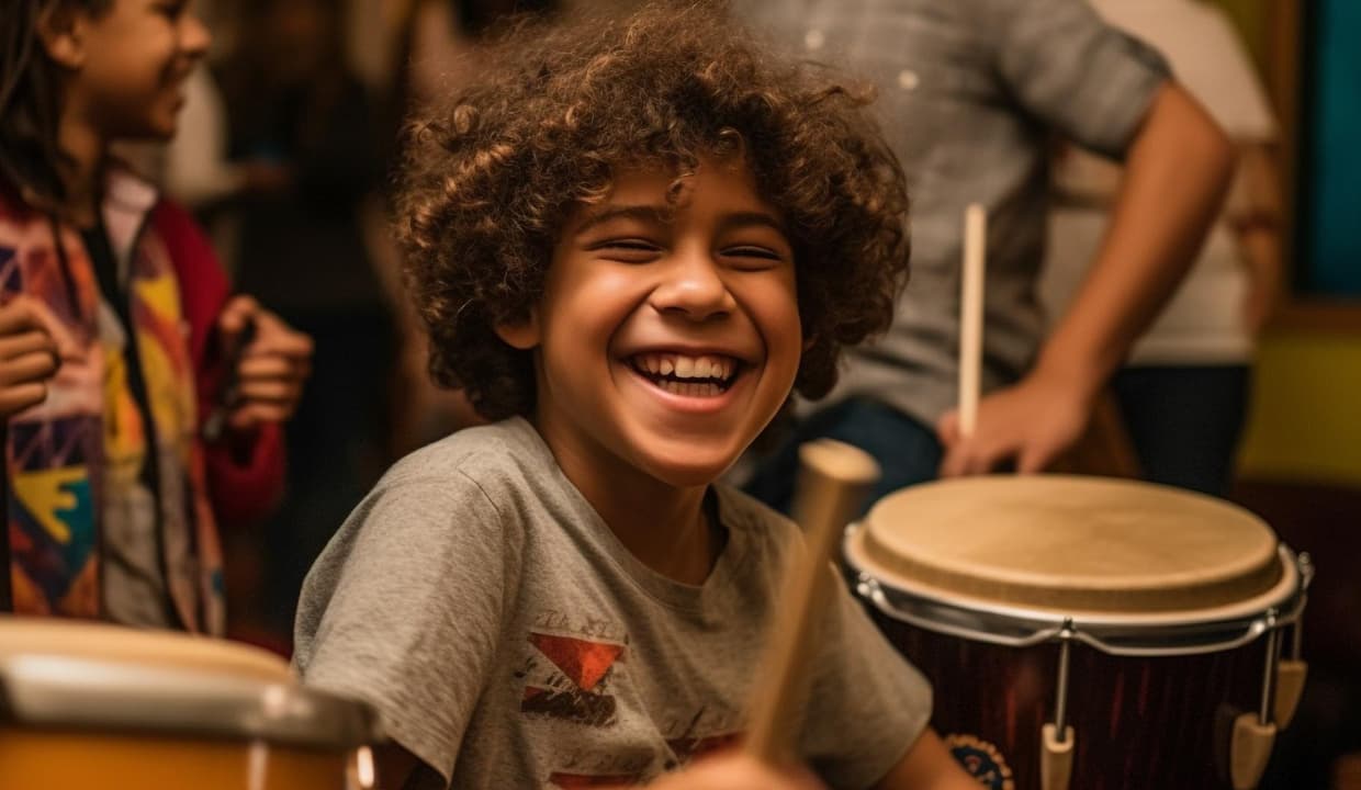 Kleine Kinder machen gemeinsam Musik in einer Mini Rockers Session